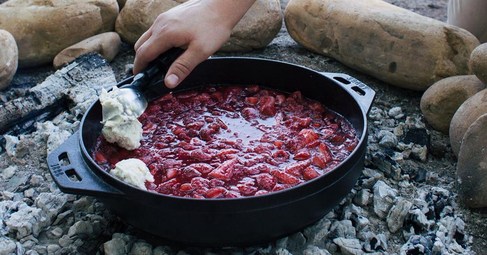 Outdoor Pizza on the Lodge Cook-it-all : r/castiron