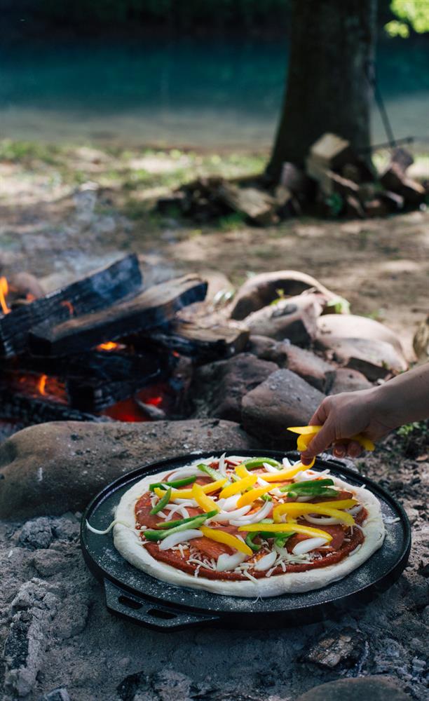 Outdoor Pizza on the Lodge Cook-it-all : r/castiron