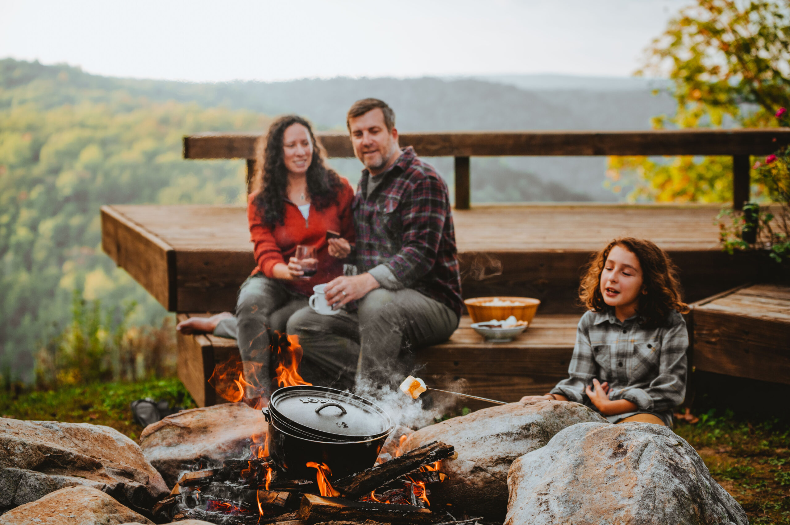 Lodge Cast Iron 6 Quart Camp Dutch Oven